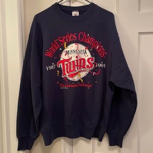 Vintage 1991 MN Twins sweatshirt size large, color looks more navy blue